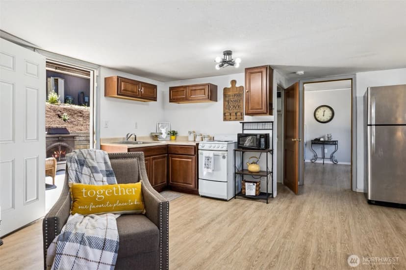 Property photo for 34413 Thomas Road E, Eatonville photo 7