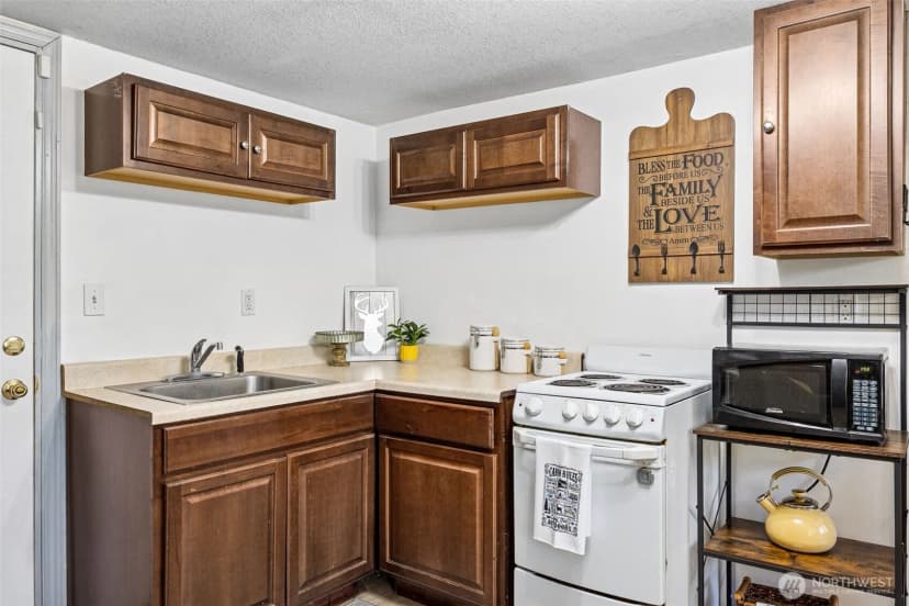 Property photo for 34413 Thomas Road E, Eatonville photo 9