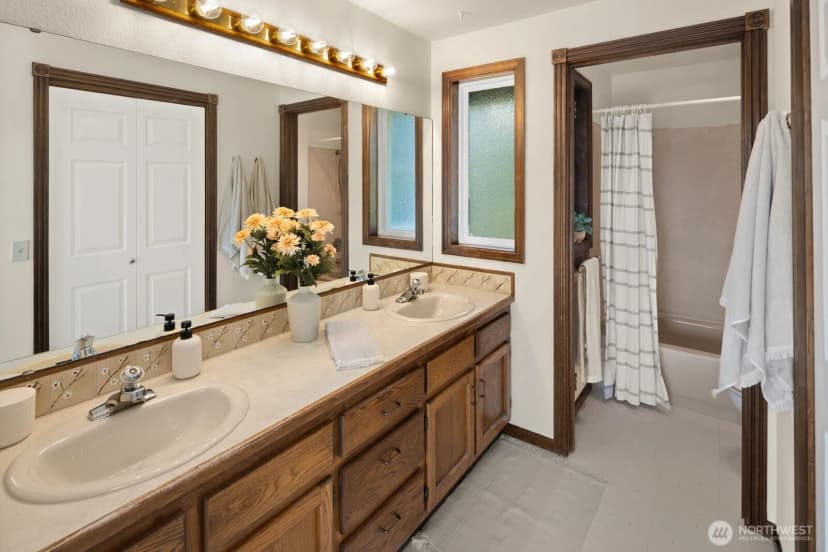Property photo for 537 Ne 103rd Street, Seattle photo 17