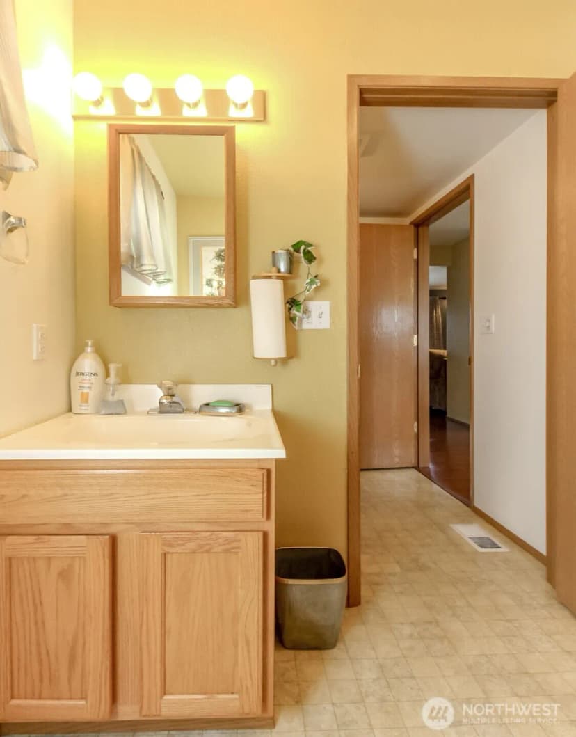 Property photo for 1724 S Ainsworth Avenue, Tacoma photo 11