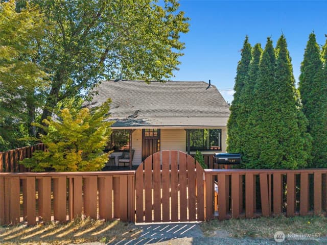 Property photo for 7132 34th Avenue Sw, Seattle photo 2