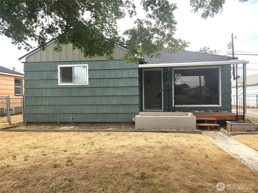 Property photo for 129 F Street Ne, Ephrata
