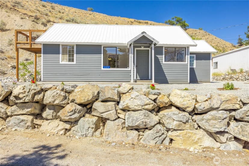Property photo for 325 E Highland Avenue, Chelan photo 2