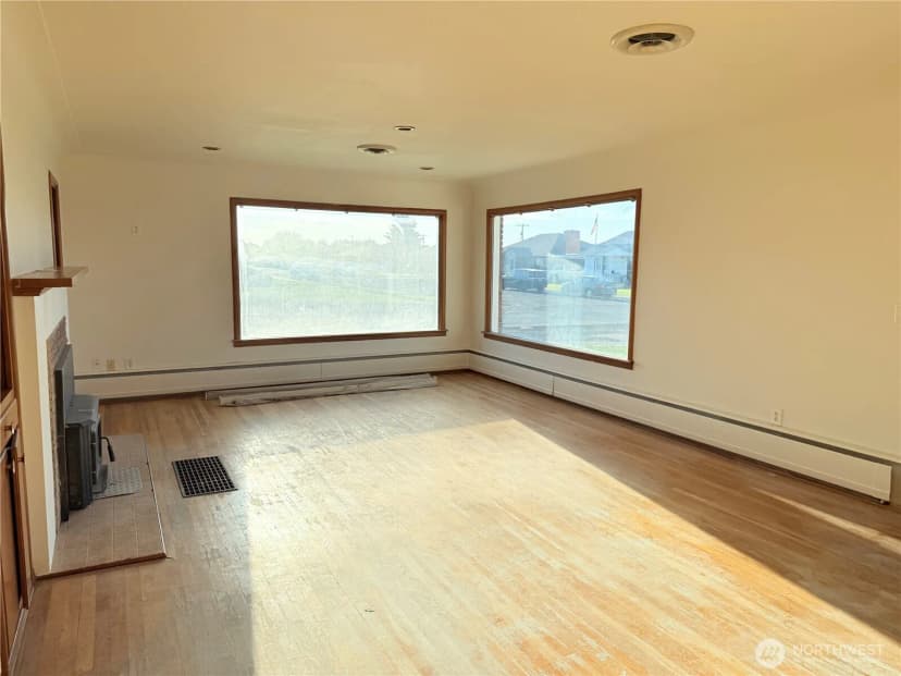 Property photo for 702 E 2nd Avenue, Odessa photo 3