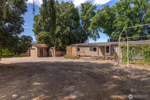 Property photo for 715 10th St Ne, East Wenatchee photo 5