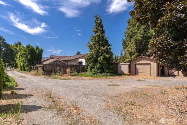 Property photo for 715 10th St Ne, East Wenatchee photo 2
