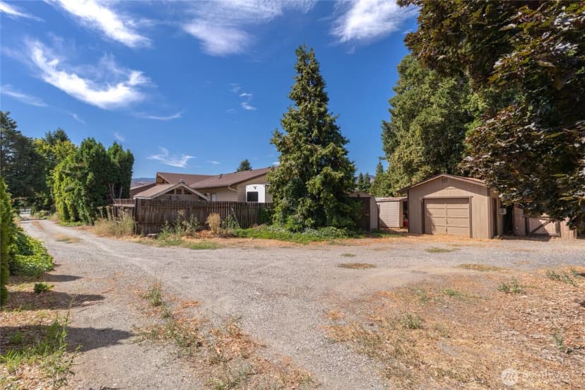 Property photo for 715 10th St Ne, East Wenatchee photo 2