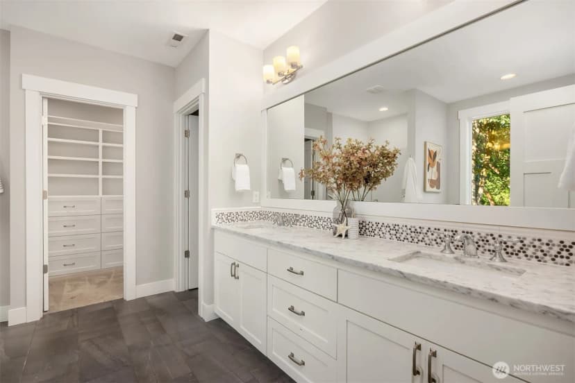 Property photo for 10674 N Madison Avenue Ne, Bainbridge Island photo 20