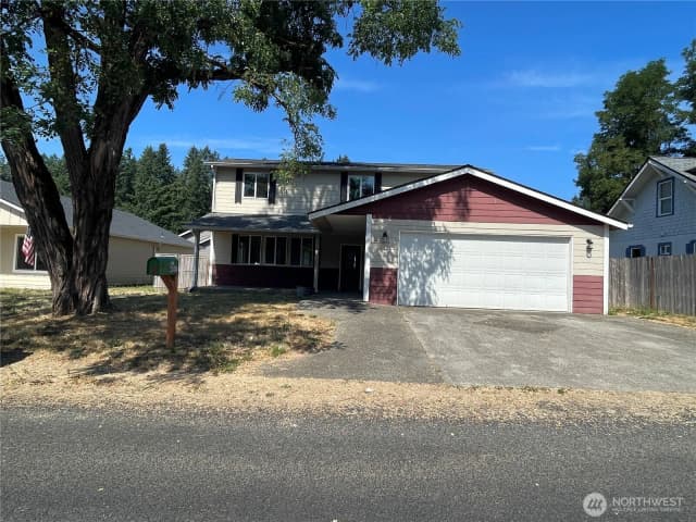 Property photo for 911 Sw Front Street, Winlock
