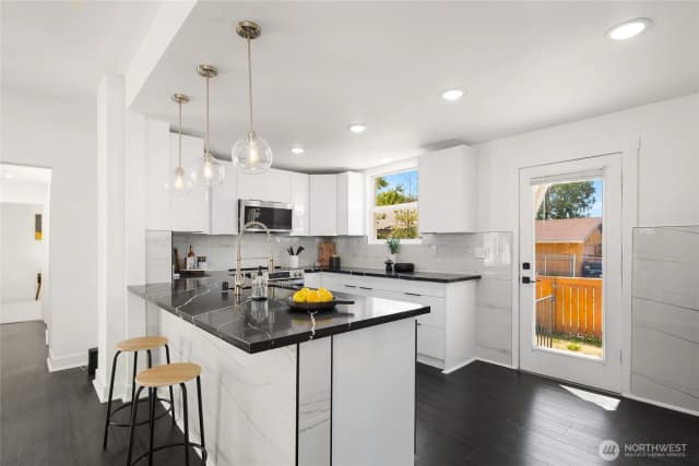 Property photo for 3907 S Angel Place, Seattle photo 4