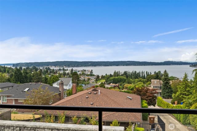 Property photo for 1321 S Sunset Drive, Tacoma photo 3