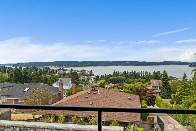 Property photo for 1321 S Sunset Drive, Tacoma photo 3