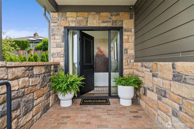 Property photo for 1321 S Sunset Drive, Tacoma photo 4