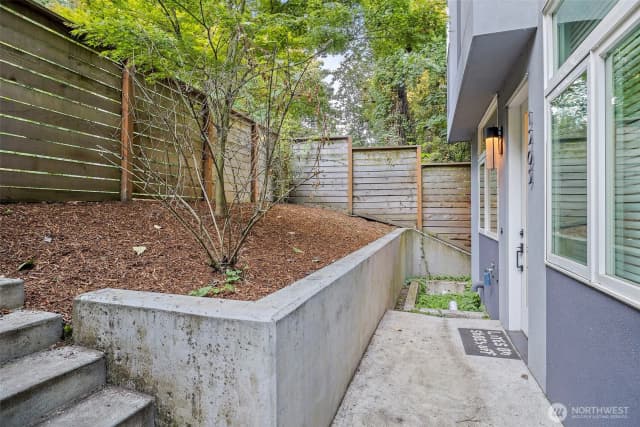 Property photo for 1505 Lakeview Boulevard E, Seattle photo 4