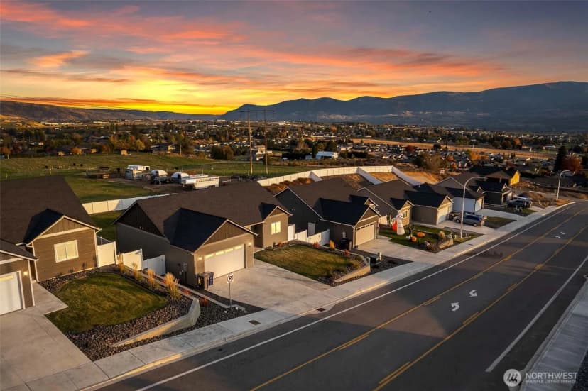 Property photo for 965 N Macaw Avenue, East Wenatchee
