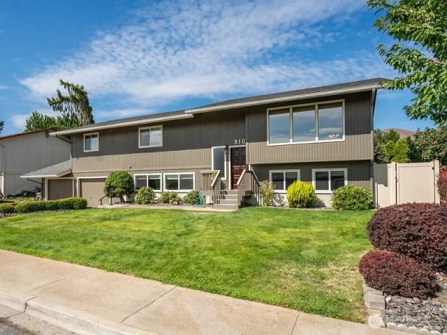 Property photo for 910 College Street, Wenatchee photo 2