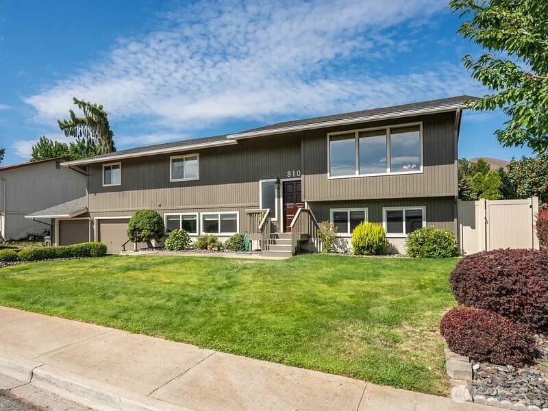 Property photo for 910 College Street, Wenatchee photo 2