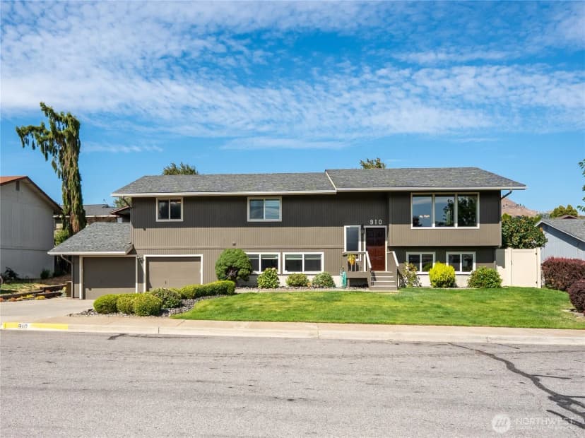 Property photo for 910 College Street, Wenatchee