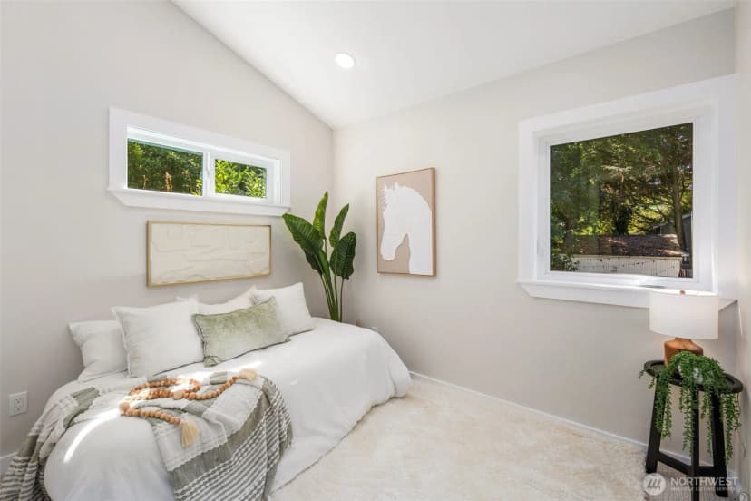 Property photo for 8228 Meridian Avenue N, Seattle photo 13