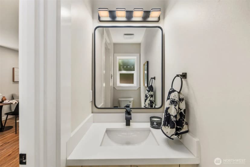Property photo for 8228 Meridian Avenue N, Seattle photo 12