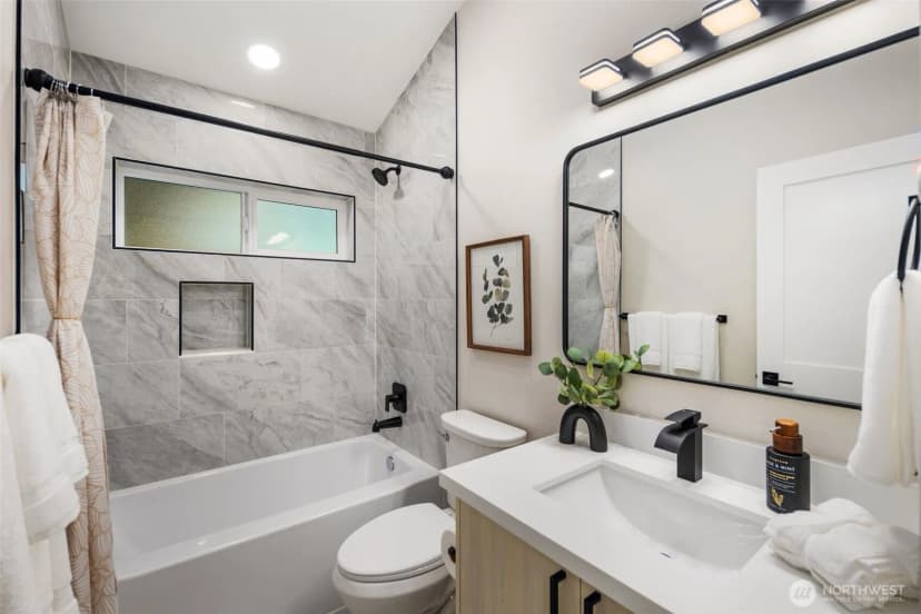 Property photo for 8228 Meridian Avenue N, Seattle photo 14