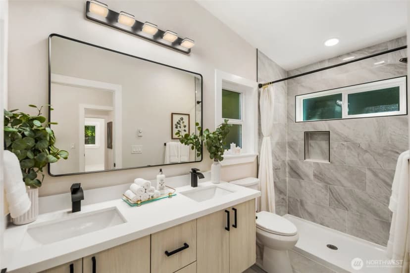 Property photo for 8228 Meridian Avenue N, Seattle photo 18