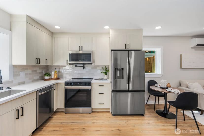 Property photo for 8228 Meridian Avenue N, Seattle photo 9