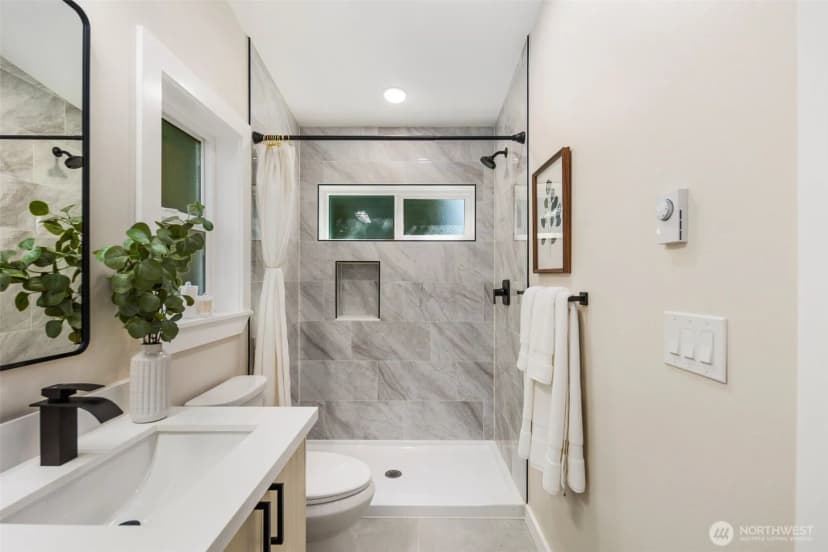 Property photo for 8228 Meridian Avenue N, Seattle photo 19