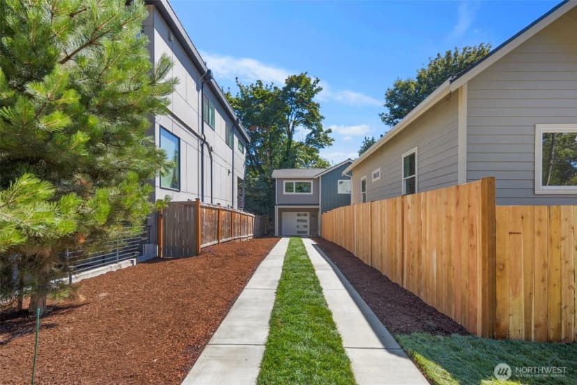 Property photo for 8228 Meridian Avenue N, Seattle photo 26