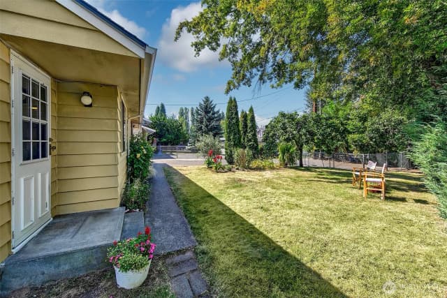 Property photo for 12102 10th Avenue Sw, Burien photo 2