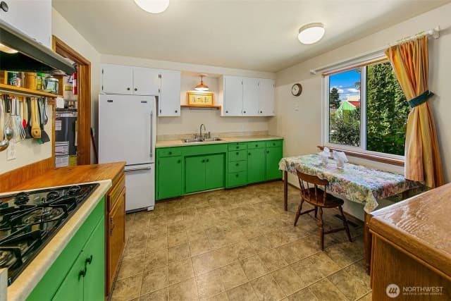 Property photo for 12102 10th Avenue Sw, Burien photo 5
