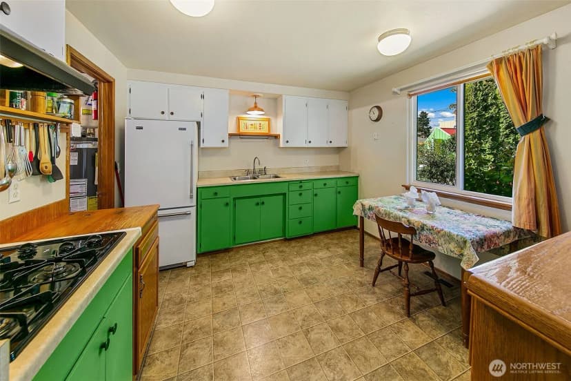 Property photo for 12102 10th Avenue Sw, Burien photo 5