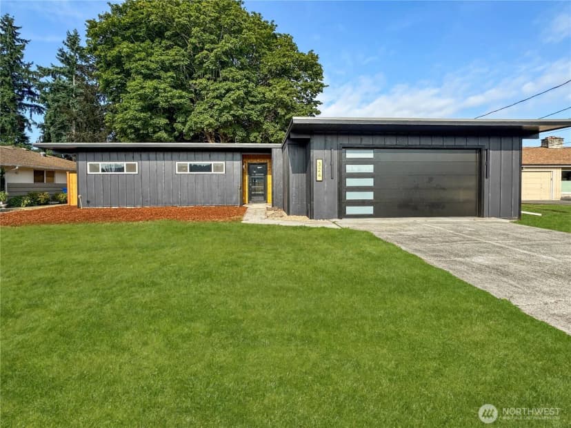 Property photo for 324 Valley Avenue E, Sumner