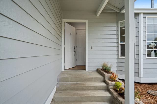 Property photo for 32206 Sunny Lane, Black Diamond photo 3