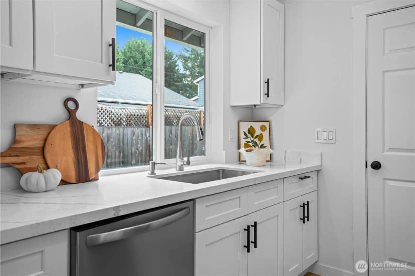 Property photo for 32206 Sunny Lane, Black Diamond photo 11
