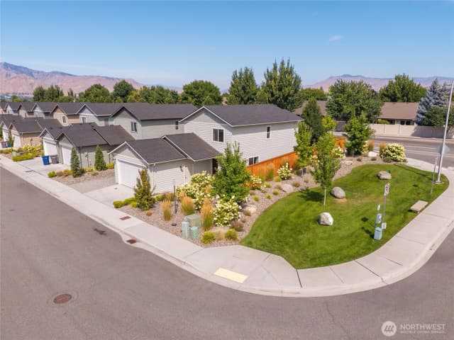 Property photo for 412 S Kansas Loop, East Wenatchee photo 2