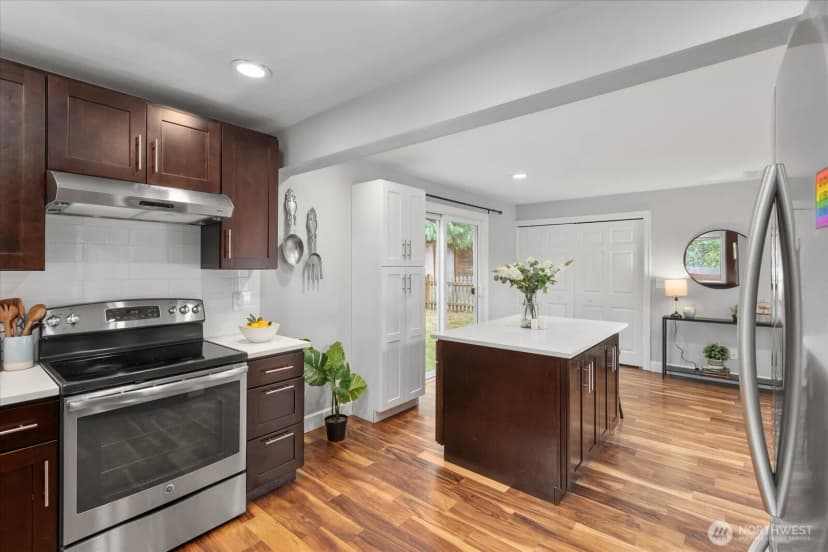 Property photo for 19227 75th Avenue Ne, Kenmore photo 8