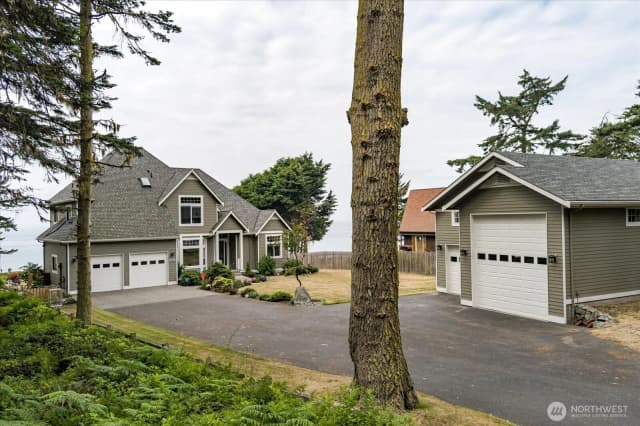 Property photo for 1689 West Beach Road, Oak Harbor photo 2