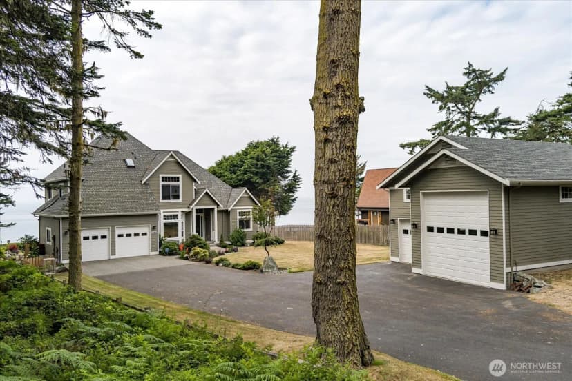 Property photo for 1689 West Beach Road, Oak Harbor photo 2