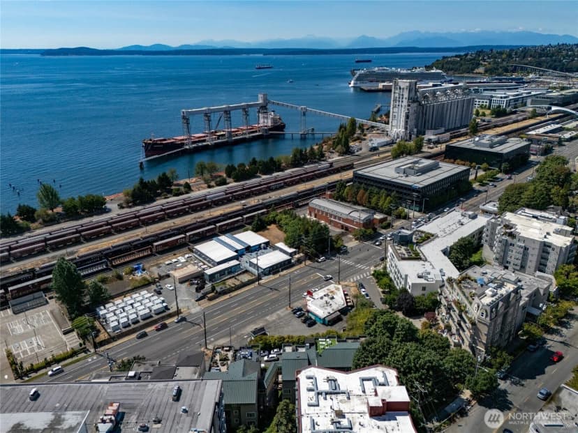 Property photo for 524 6th Avenue W #404, Seattle photo 17