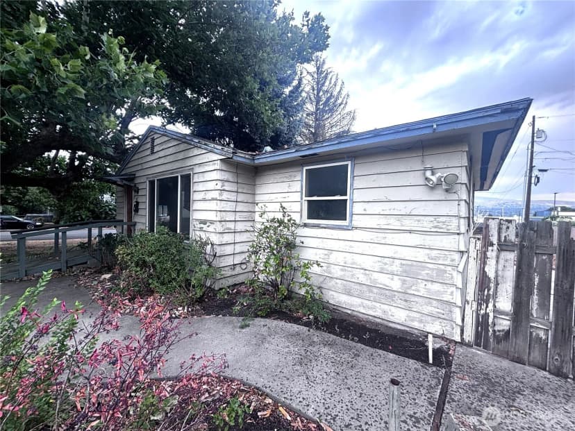 Property photo for 937 Corbaley Pl, Wenatchee photo 2