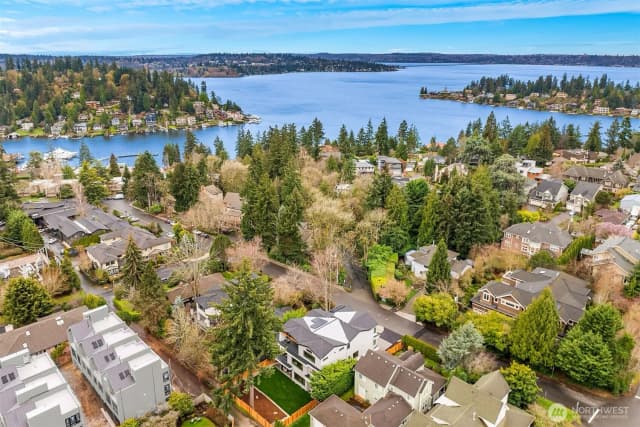 Property photo for 422 98th Avenue Ne, Bellevue photo 3