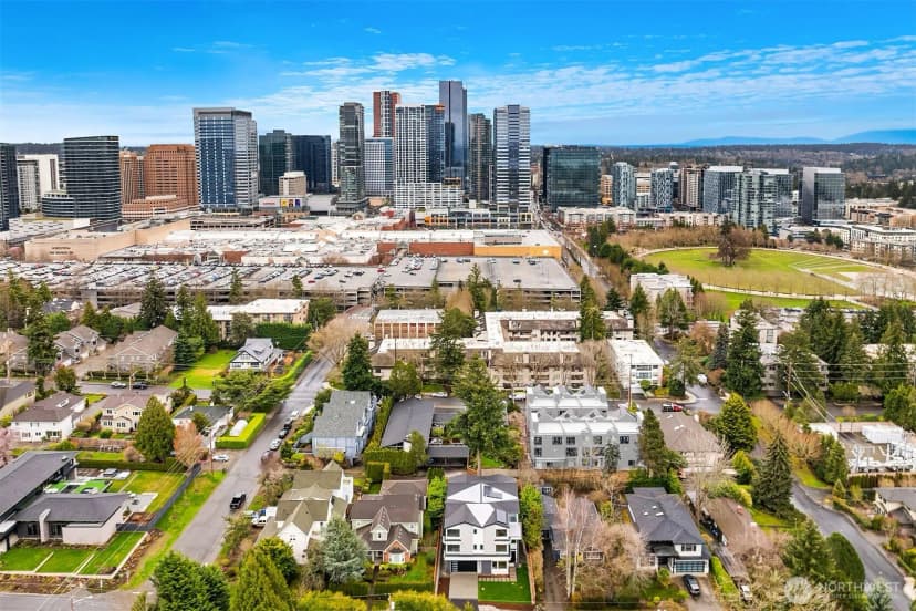 Property photo for 422 98th Avenue Ne, Bellevue photo 2