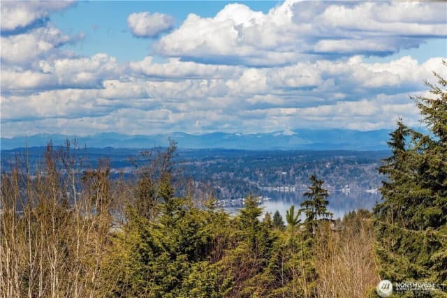 Property photo for 5757 168th Pl Se, Bellevue photo 2