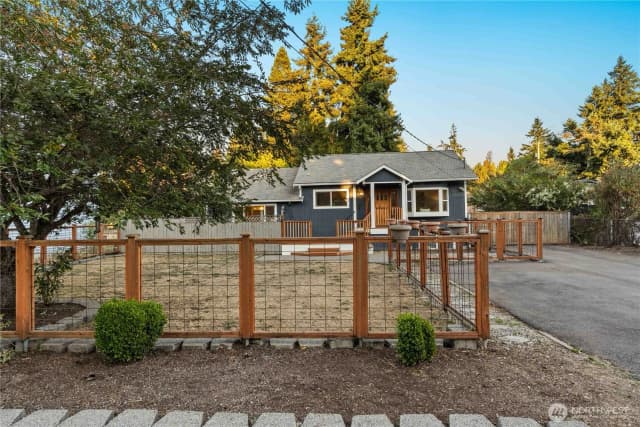 Property photo for 11086 25th Avenue Sw, Seattle photo 2