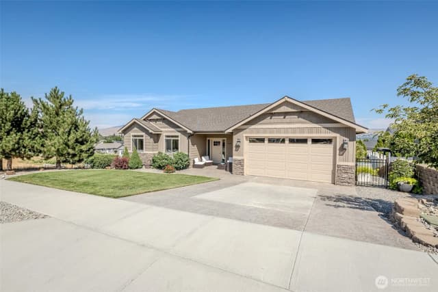 Property photo for 1413 Benoy Avenue, Wenatchee photo 2