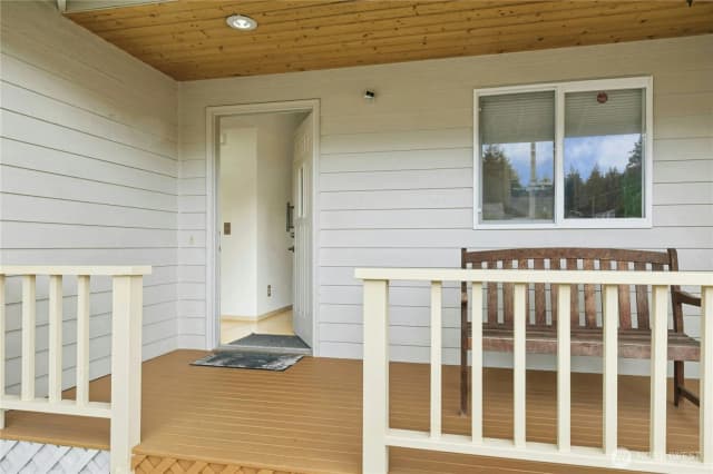Property photo for 2360 Sw Vista Park Drive, Oak Harbor photo 4