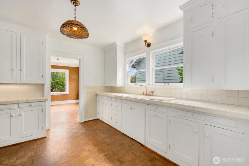 Property photo for 4725 4th Avenue Ne, Seattle photo 12