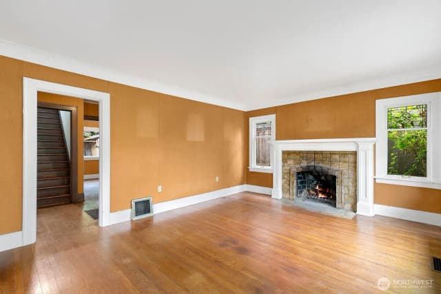 Property photo for 4725 4th Avenue Ne, Seattle photo 4