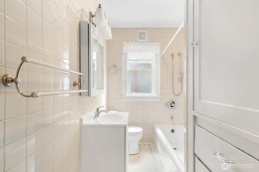 Property photo for 4725 4th Avenue Ne, Seattle photo 16